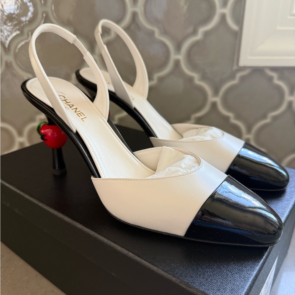 BNWT Chanel 26A Lambskin Patent Calfskin White & Black Slingback Size 39